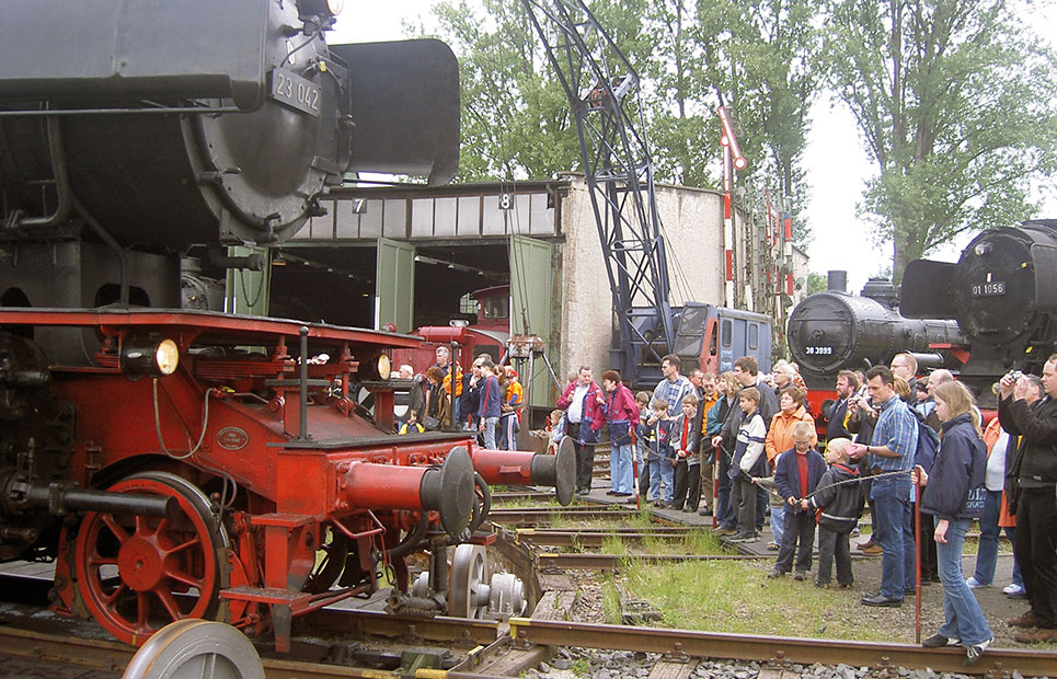 Eisenbahn auf Schienen im Museum mit Zuschauern