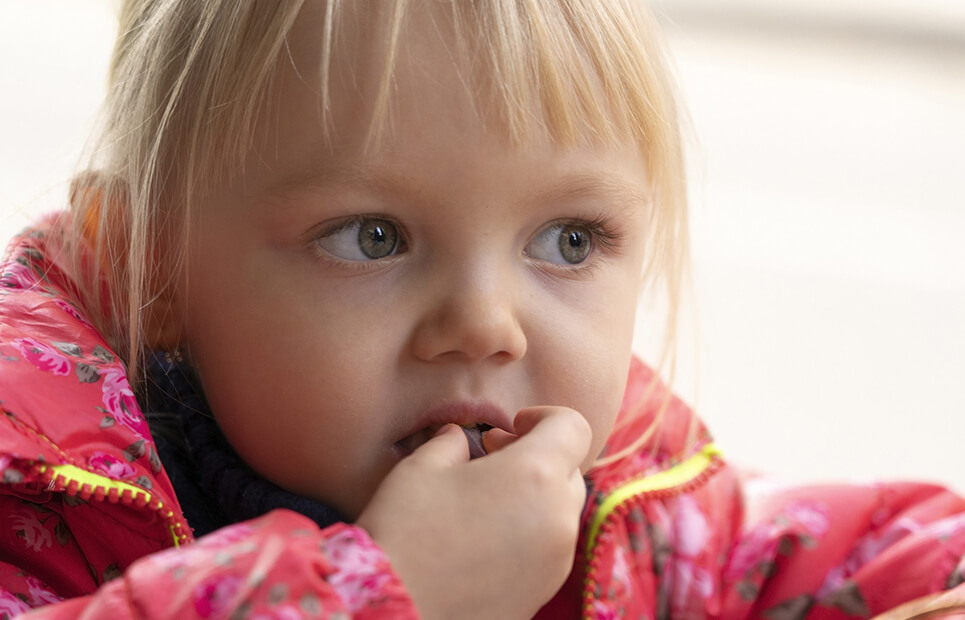 Kind isst Trockenpflaume