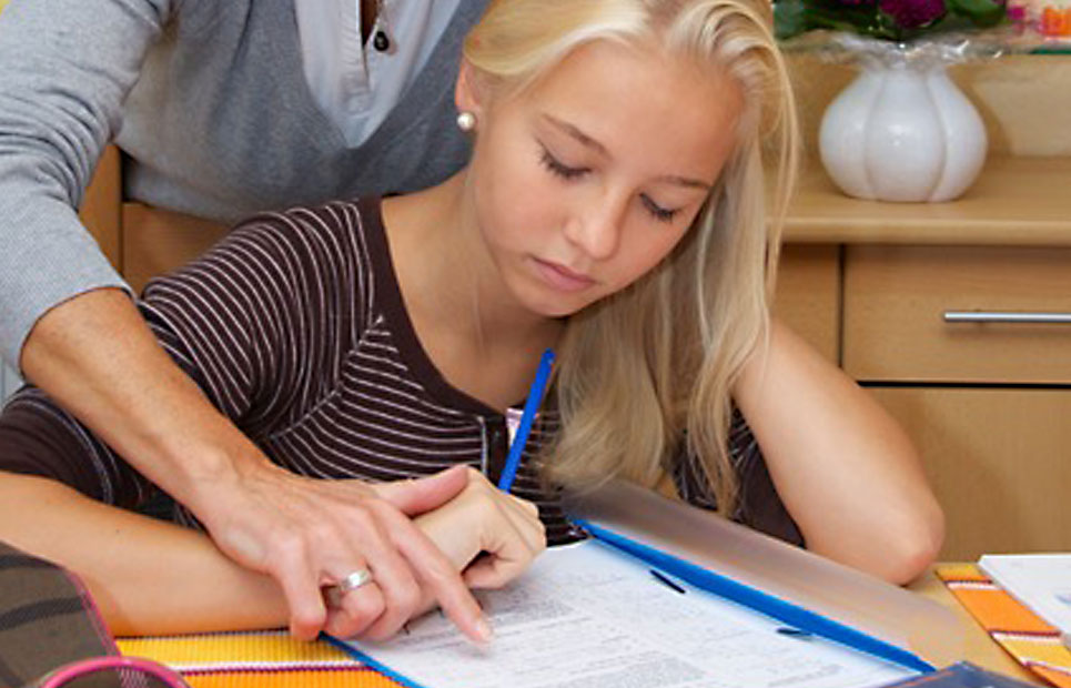 Mutter hilft Tochter bei Hausaufgaben