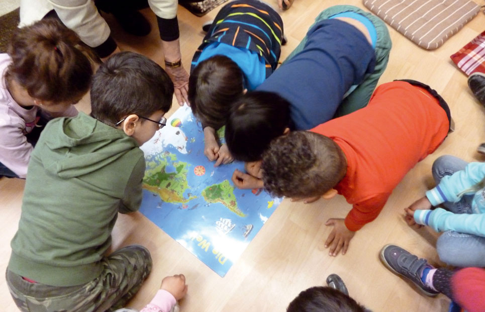 Kinder betrachten Weltkarte