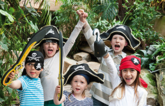 Kinder mit Piratenverkleidung