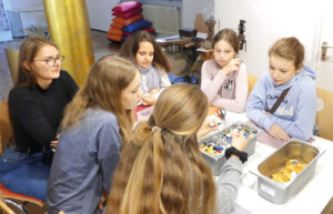 Mädchen sitzen an deinem Tisch bei einem Workshop