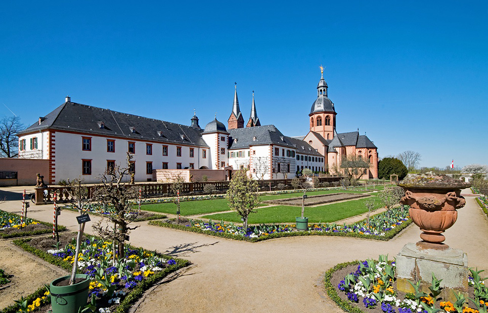 Ansicht auf das Kloster Seligenstadt und den Klostergarten