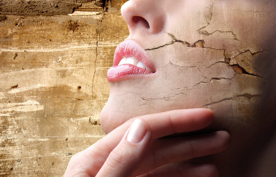 Fotomontage von einer bröckelnden Hautpartie an der Wange einer Frau