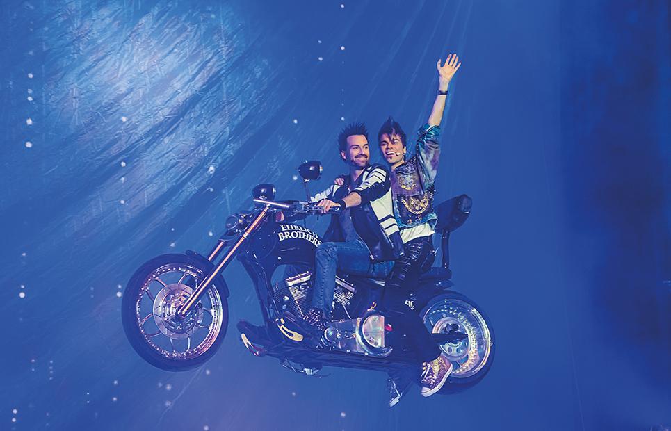 Die Ehrlich Brothers fliegen auf einem Motorrad durch die Luft