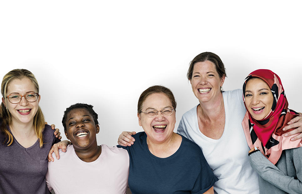 Eine Gruppe von Frauen die nebeneinander Arm in Arm stehen und in die Kamera lachen