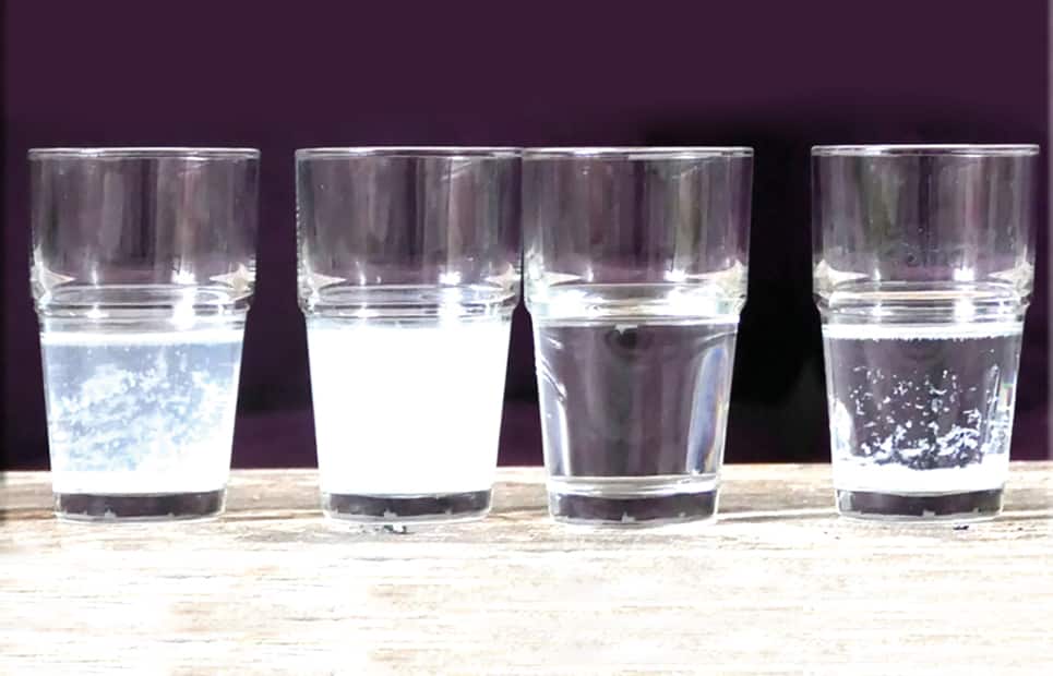 Vier mit Wasser gefüllte Gläser